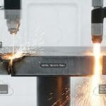 Porównanie technologii cięcia termicznego: laser światłowodowy Fiber vs plazma High-Definition na stali czarnej o grubości 100mm w laboratorium Przemysłu 4.0.