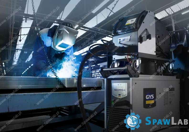 Spawacz ustawiający parametry na spawarce GYS