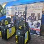 ESAB Origo Mig, zdjęcie grupowe dwóch maszyn przed serwisem, egzemplarz z oferty stoi po prawej