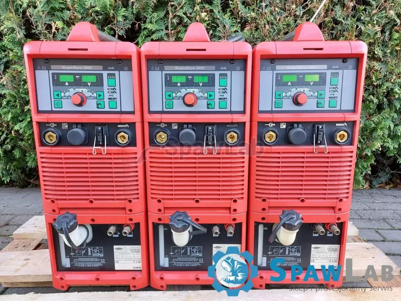 Fronius MagicWave 3000 Job, zdjęcie grupowe trzech jednakowych maszyn na palecie, egzemplarz z oferty to jedna z nich