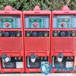 Fronius MagicWave 3000 Job, zdjęcie grupowe trzech jednakowych maszyn na palecie, egzemplarz z oferty to jedna z nich