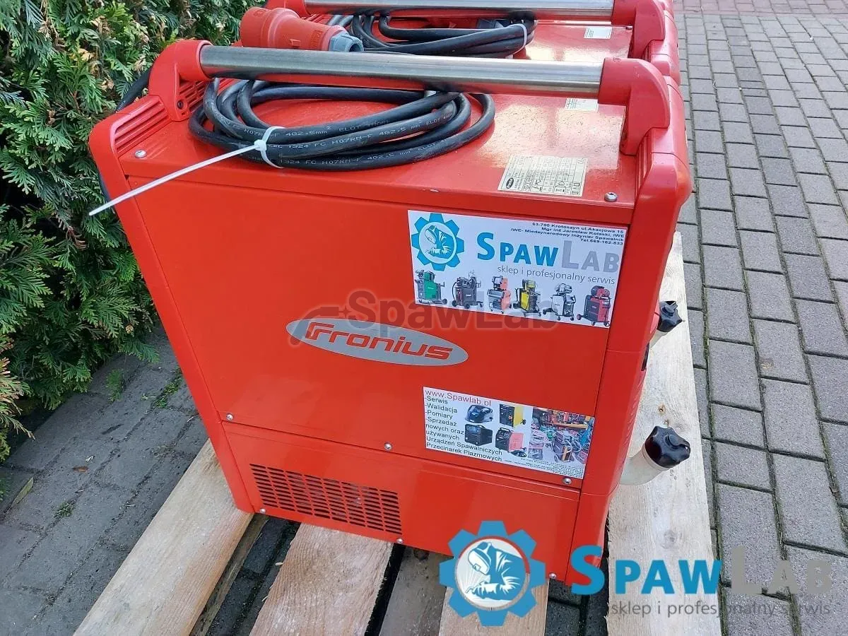 Fronius MagicWave 3000 Job, widok z boku, maszyna z przodu to egzemplarz z oferty